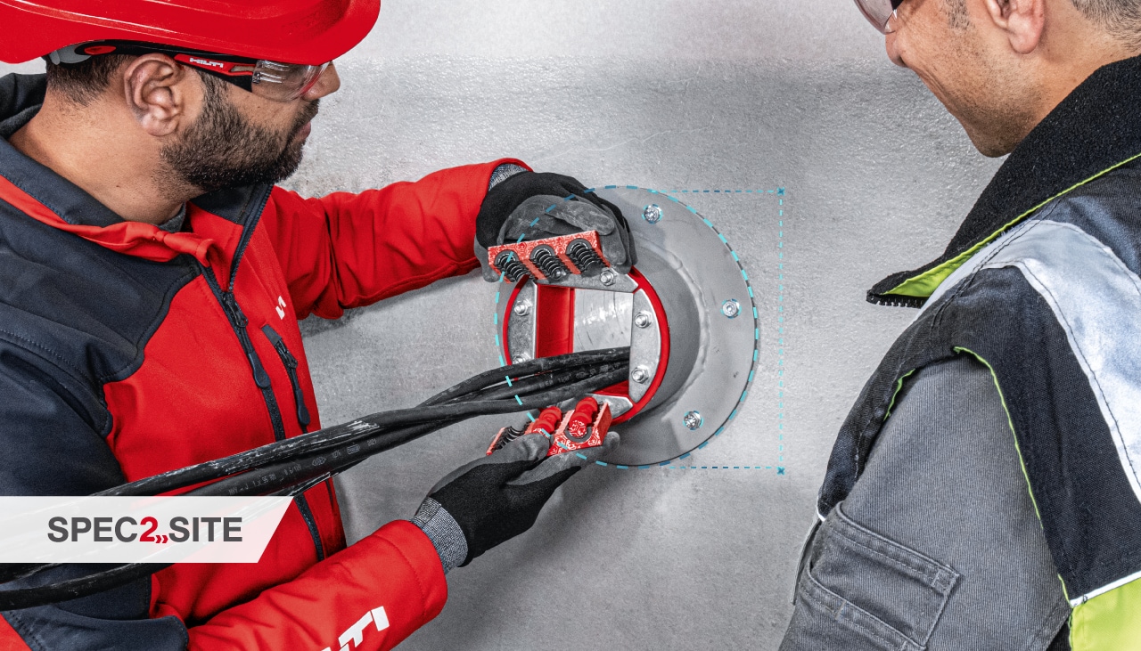 terenski inženjer tvrtke Hilti mušteriji demonstrira vatrozaštitno rješenje za električne instalacije