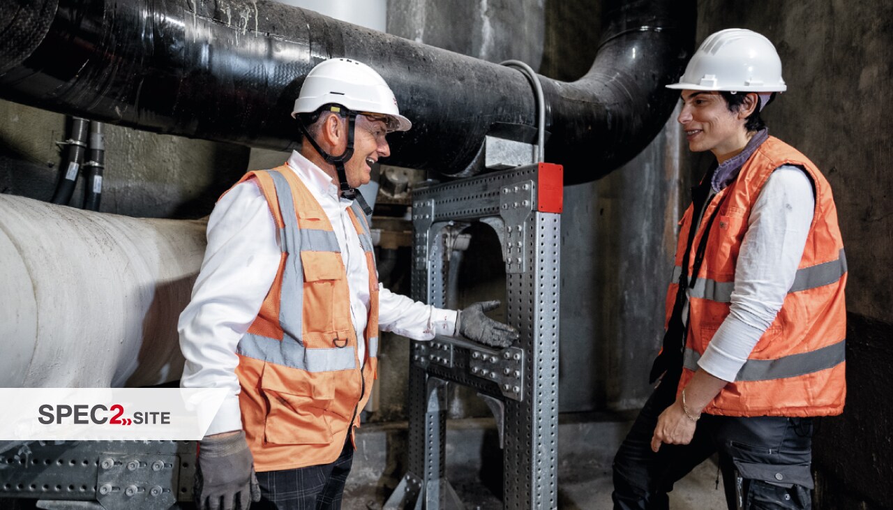 inženjer tvrtke Hilti i klijent pregledavaju sustav modularnih nosača za cjevovode