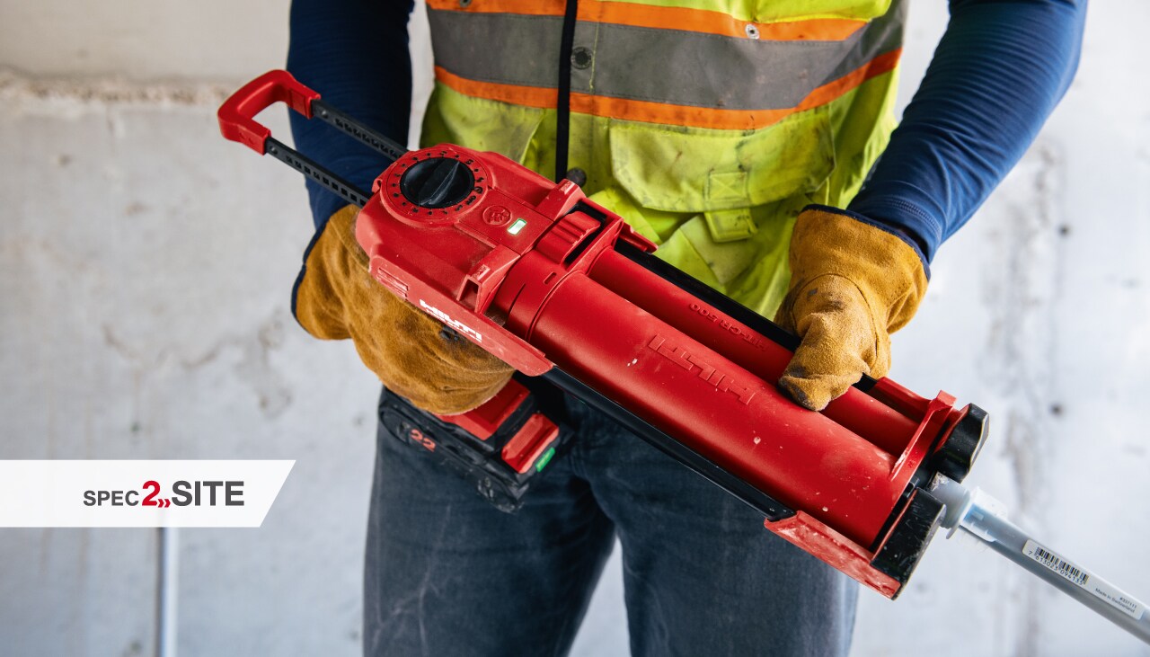 Izvođač radova ugrađuje sidro u beton