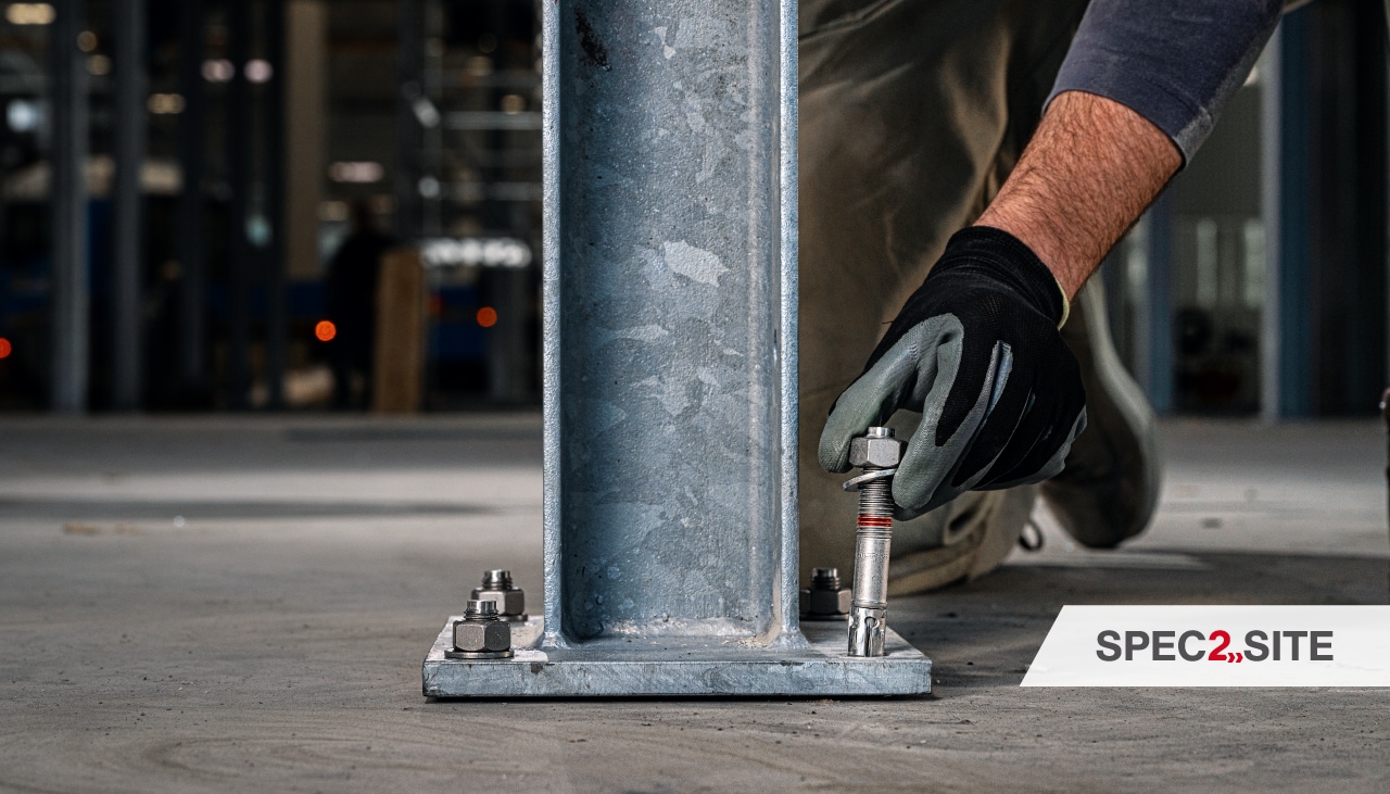 Radnik ugrađuje sidro u temeljnu ploču