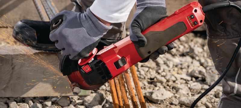 Kutna brusilica AG 150-20SE Kutna brusilica promjenjive brzine s kliznim prekidačem za rezanje i brušenje metala, betona i zidova s diskovima do 150 mm (2000 W) Primjene 1