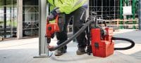 Baterijski ekstraktor prašine klase M VC 4MX-22 T8 Kompaktan i snažan baterijski ekstraktor prašine s opcionalnim ruksakom za povezivanje s električnim alatima i mogućnošću (suhog i mokrog) čišćenja gradilišta, spremnik od 8 l (baterija Nuron). Primjene 1