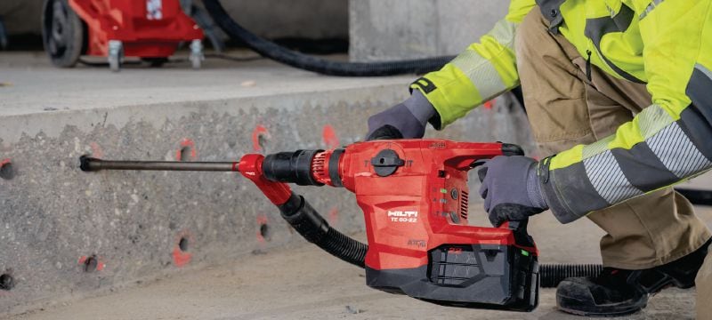 Baterijska udarna bušilica TE 60-22 Baterijska udarna bušilica SDS Max (TE-Y) s Aktivnim smanjenjem vibracija i Aktivnom kontrolom zakretnog momenta za veliko opterećenje pri bušenju i klesanju betona (baterijska platforma Nuron) Primjene 1
