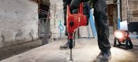 Baterijska udarna bušilica TE 60-22 Baterijska udarna bušilica SDS Max (TE-Y) s Aktivnim smanjenjem vibracija i Aktivnom kontrolom zakretnog momenta za veliko opterećenje pri bušenju i klesanju betona (baterijska platforma Nuron) Primjene 3