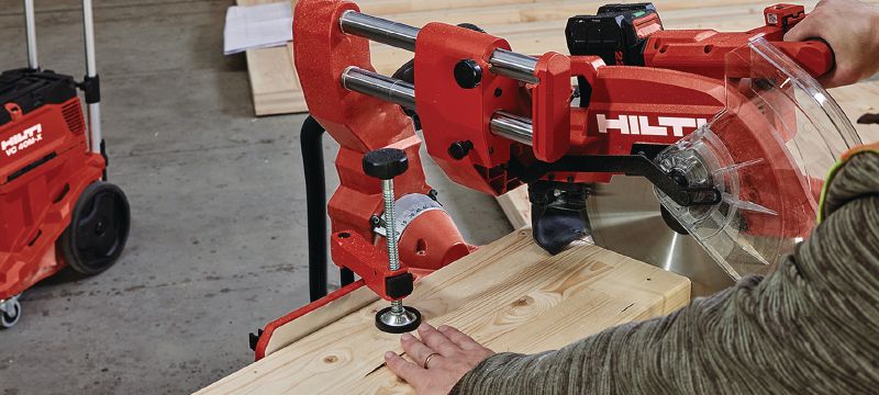Baterijska potezna pila SM 60-22 Potezna pila za spojeve s mogućnošću naginjanja na obje strane te kapacitetom poprečnog reza do 100x355 mm│4”x 13-3/4 (baterijska platforma Nuron) Primjene 1