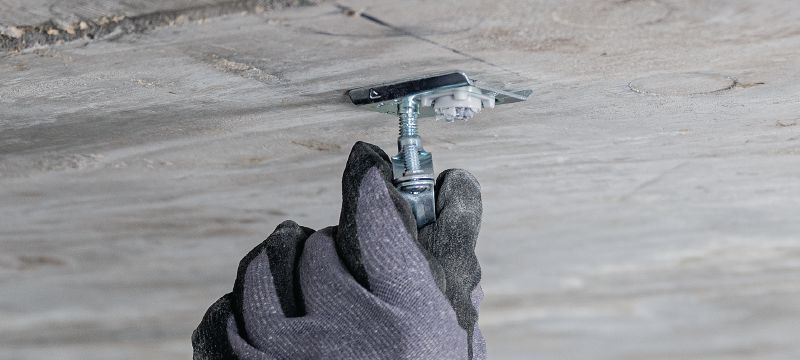 Ploča s čavlom s navojem X-TH Nosač metalne obujmice za cijev s unaprijed instaliranim čavlom s navojem za lagana električna/mehanička pričvršćivanja na stropove i korištenje s čavlima u traci Primjene 1
