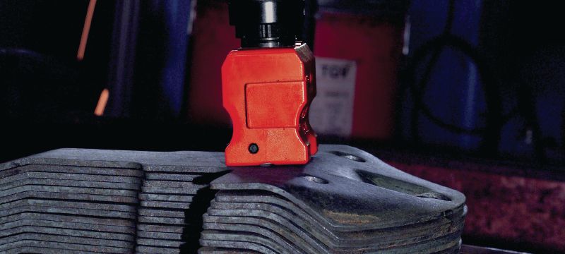 Stroj za označavanje metala DX 462 CM Potpuno automatiziran, visoko produktivan stroj na barutni pogon za označavanje na hladnim i vrućim metalnim površinama Primjene 1