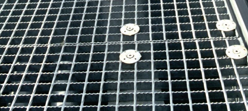 Pričvrsni element za rešetke X-FCM-R (nehrđajući čelik) Pričvrsni element za rešetke od nehrđajućeg čelika za učvršćivanje podnih rešetki čavlima s navojem u visokokorozivnim okruženjima Primjene 1