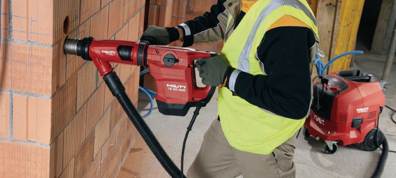 Udarna bušilica TE 50-AVR Naša najkompaktnija udarna bušilica SDS Max (TE-Y) za laganu udobnost i kontrolu tijekom bušenja ili sječenja u betonu, kamenu i zidovima Primjene 1