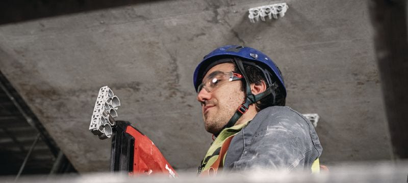 Višenamjenska spojnica X-FC MX Prilagodljiva obujmica za cijevi optimizirana za čavle na traci i kompatibilna sa širokim rasponom načina pričvršćivanja, osnovnih materijala i promjera cijevi Primjene 1