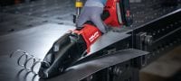 Baterijski rezači lima SSH 6-22 Baterijski rezač s dvostrukim oštricama za brze rezove limova i profila do 2,5 mm│12 Ga – s uključenim oštricama SSH CS tvrtke Hilti (baterijska platforma Nuron) Primjene 6