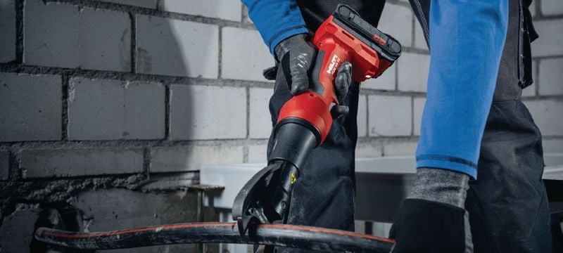 Baterijski stroj za nabiranje i rezanje kabela NUN 54-22 sile stiska od 6 tona Univerzalni baterijski stroj sile stiska od 6 tona za nabiranje i rezanje kabela sa zamjenjivim čeljustima (baterijska platforma Nuron) Primjene 1
