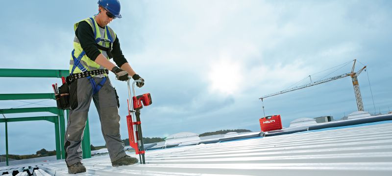Samobušeći vijci za pričvršćivanje bočnih krila pokrova S-MD/MS M za SDT 9 Samobušeći vijci u traci za upotrebu s ručkom za rad u uspravnom položaju SDT 9 za pričvršćivanje bočnog krila i okvira u primjenama pokrivanja podova Primjene 1