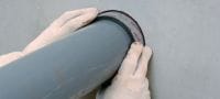 CFS-W SG firestop single wrap strips Unaprijed izrezana, intumescentna, fleksibilna vatrozaštitna traka za omatanje za pomoć pri stvaranju barijere za prolaz vatre i dima oko prodora zapaljivih cijevi Primjene 1