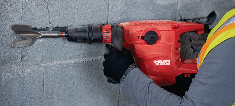 Baterijski čekić za otkidanje TE 500-22 SDS-Max Baterijski čekić za rušenje i otkidanje SDS Max (TE-Y) s Aktivnim smanjenjem vibracija za klesanje u betonu ili zidovima (baterijska platforma Nuron) Primjene 1
