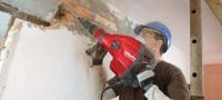 Čekić za rušenje TE 700-AVR SDS-Max Snažni čekić za rušenje SDS Max (TE-Y) za klesanje u betonu i opeci te za veliko opterećenje s aktivnim smanjenjem vibracija (AVR) Primjene 1